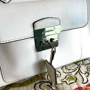 MK, Tinder-Swindler-don’t-have-nothin-on-him, ex-bf guilt-gift! 😉😂 Must go!